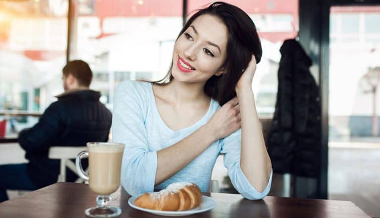 如何与害羞的女孩交谈：21种让她放松并敞开心扉的方法